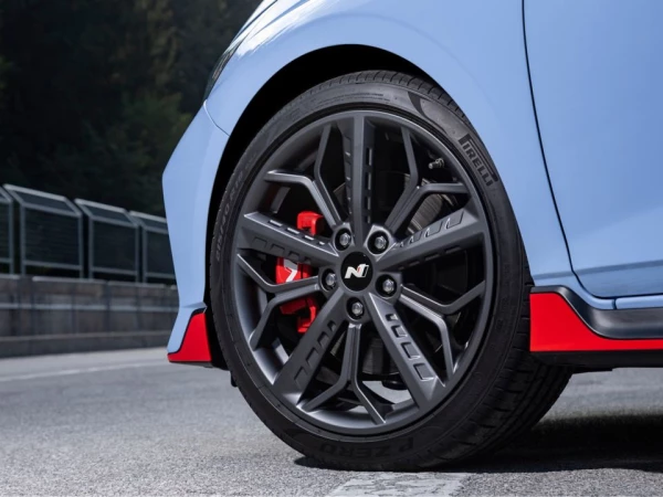 Jantes alliage 18” chaussées de pneus performance Pirelli.