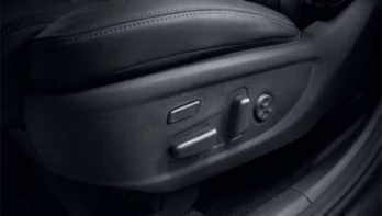 Sièges avant réglables électriquement.